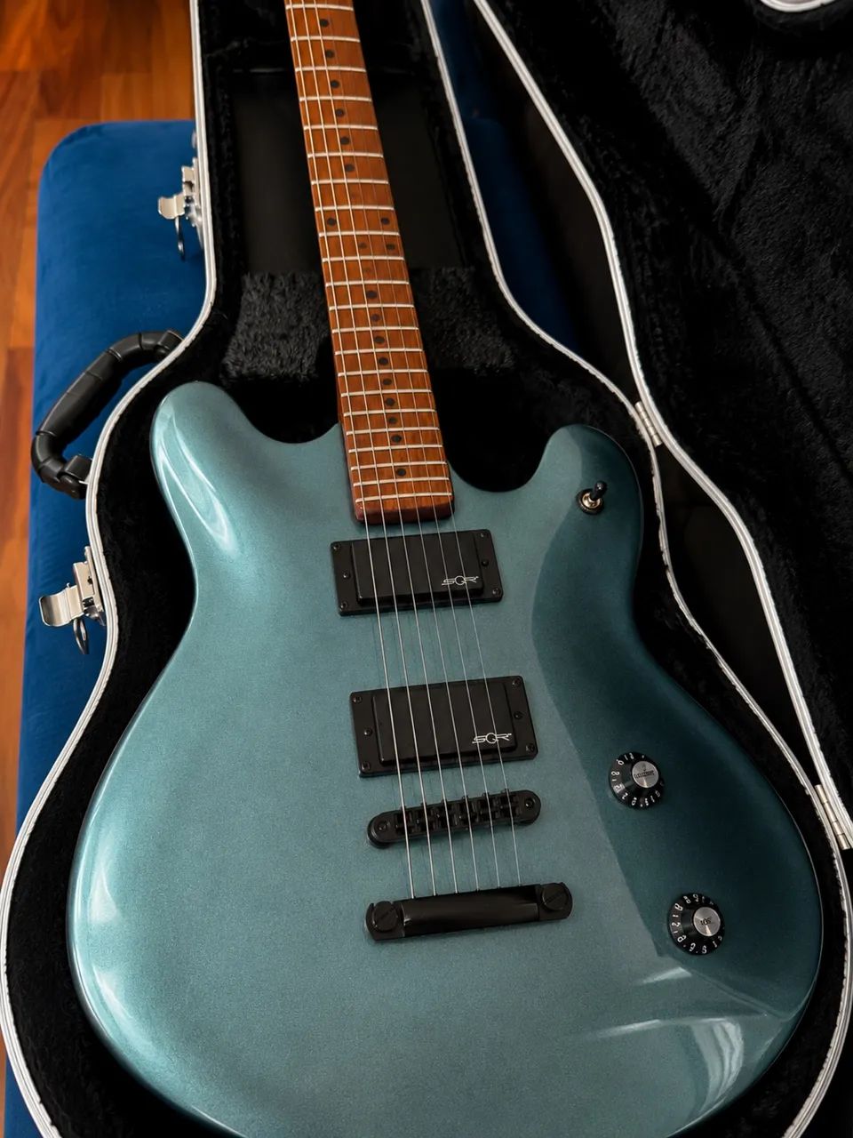 Guitarra Squier Contemporary Active Starcaster + Case + Amplificador