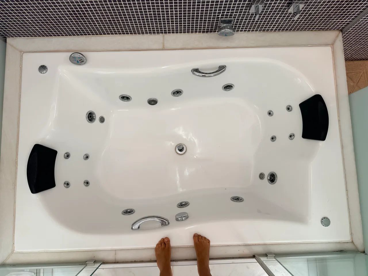 Banheiro de hidromassagem, casal, com motor, aquecimento e cromoterapia.