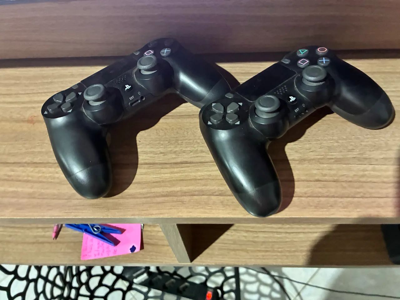PS4 Slim 1TB - 10 jogos - 3 controles  - Foto 3