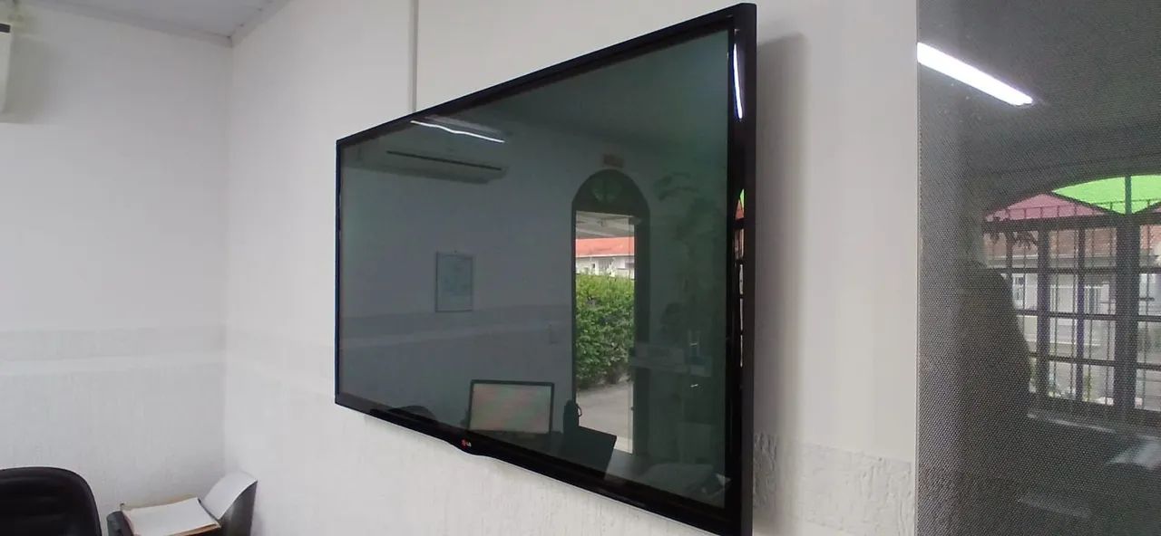 TV LG com base, sem controle