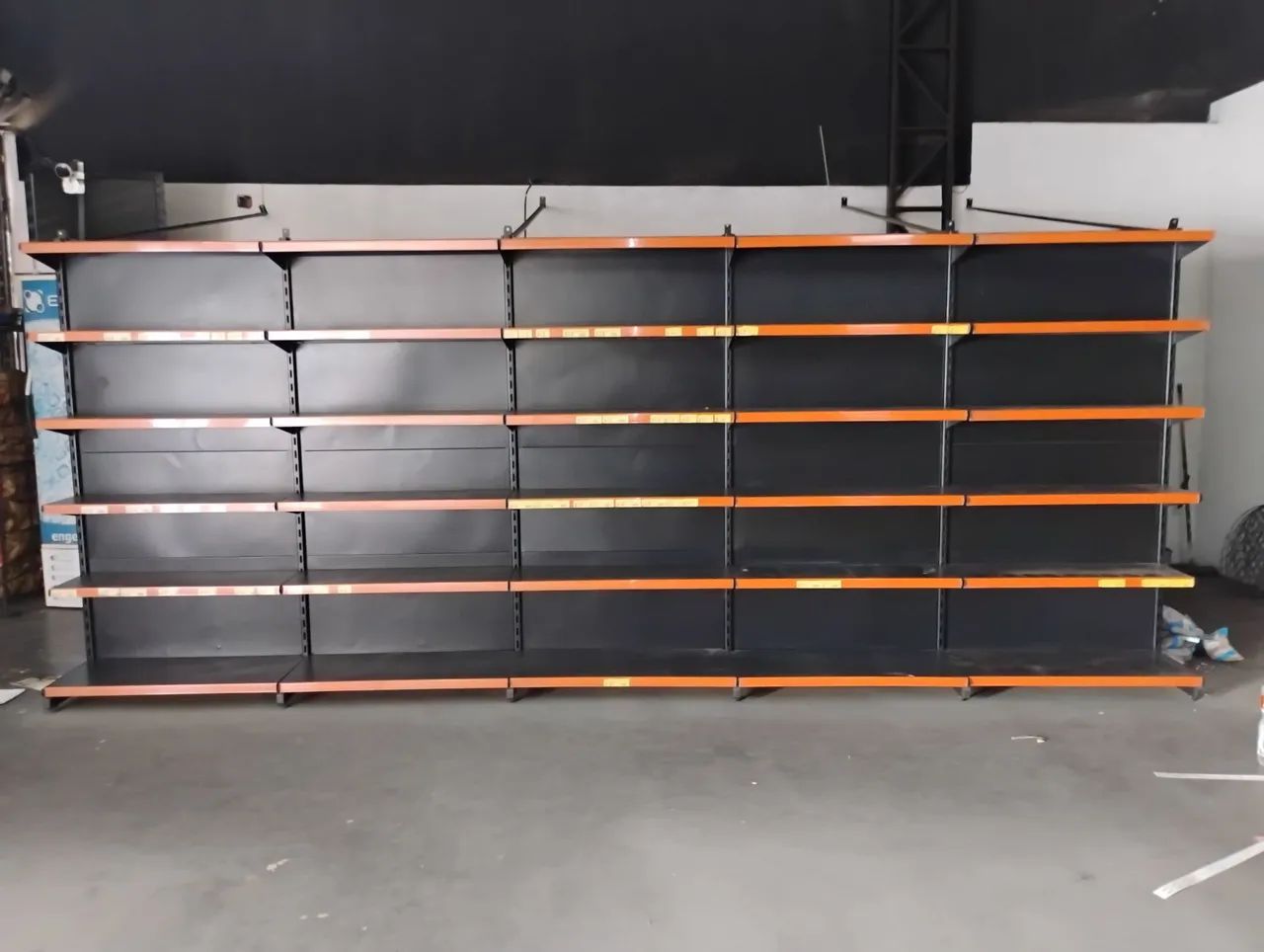 Gôndolas em aço reforçado 