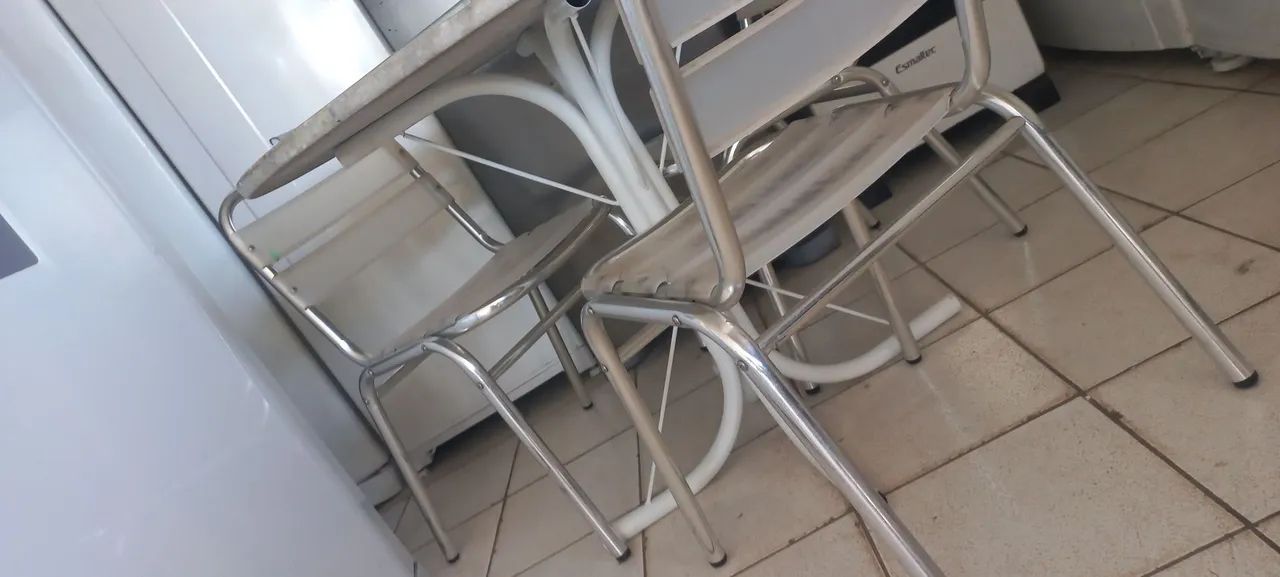 Mesa com cadeiras de plástico  - Foto 2