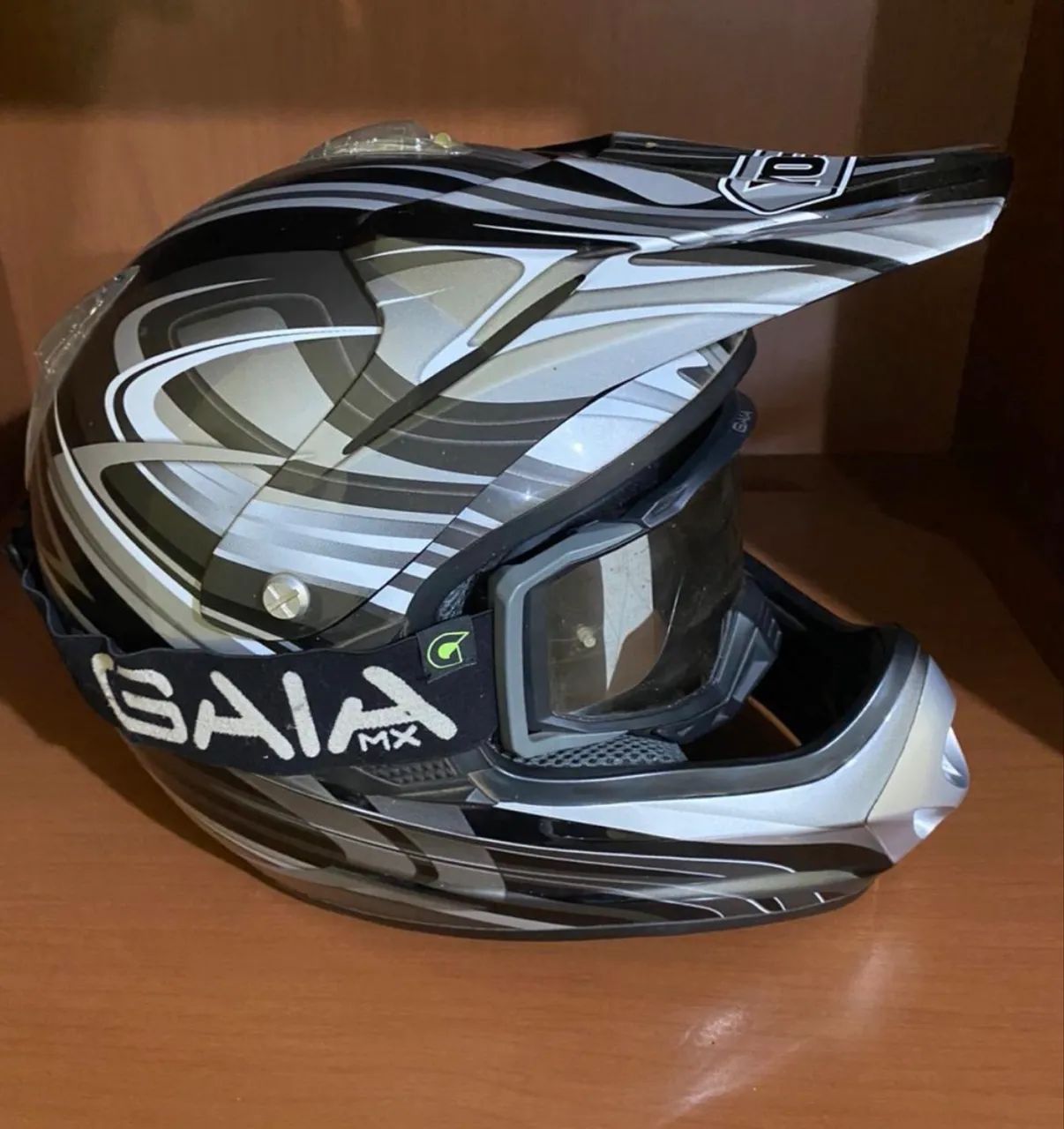 Capacete de trilha com óculos  - Foto 2