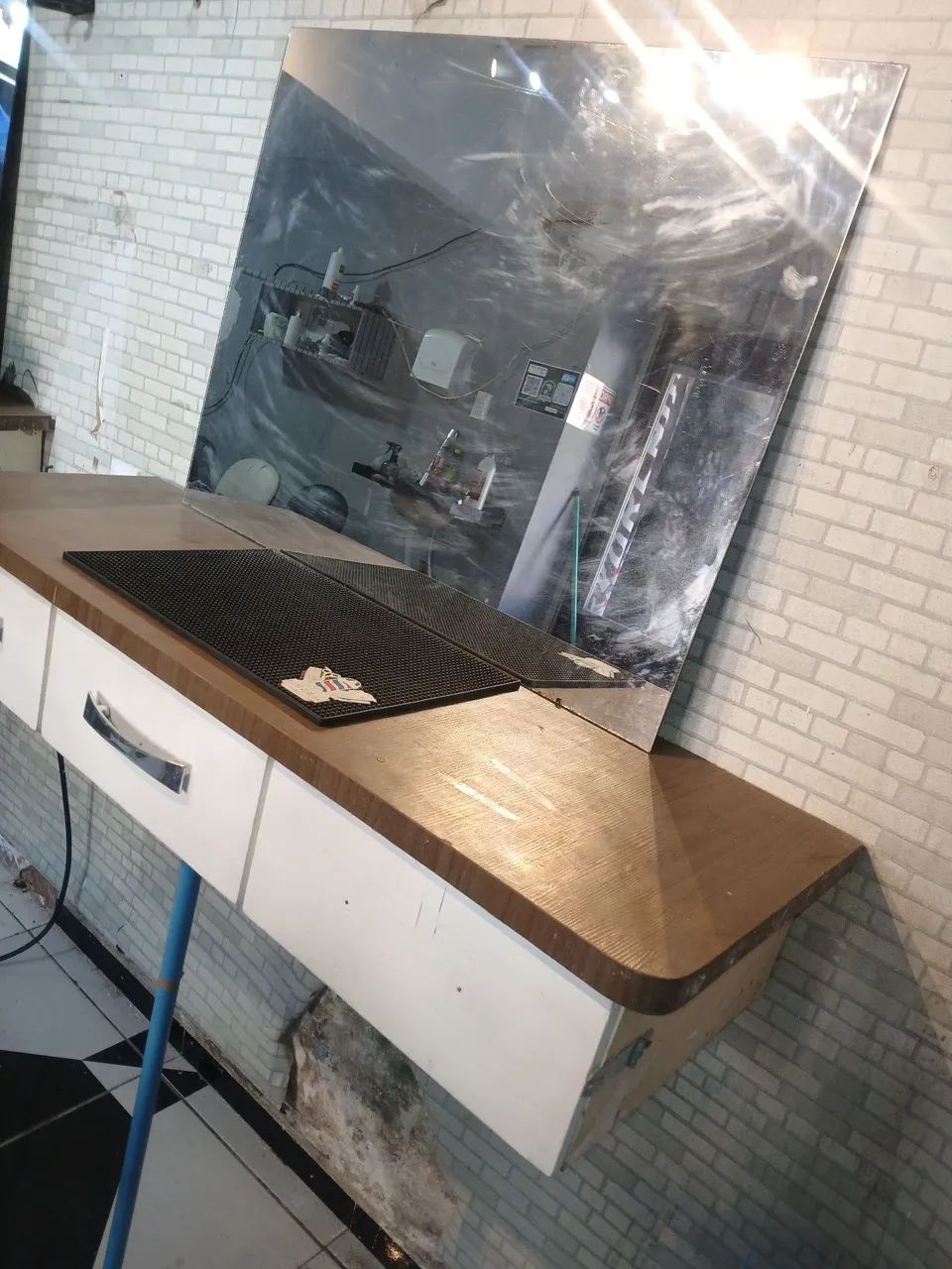 Vendo uma bancada de barbeiro+espelho e uma cadeira  - Foto 2