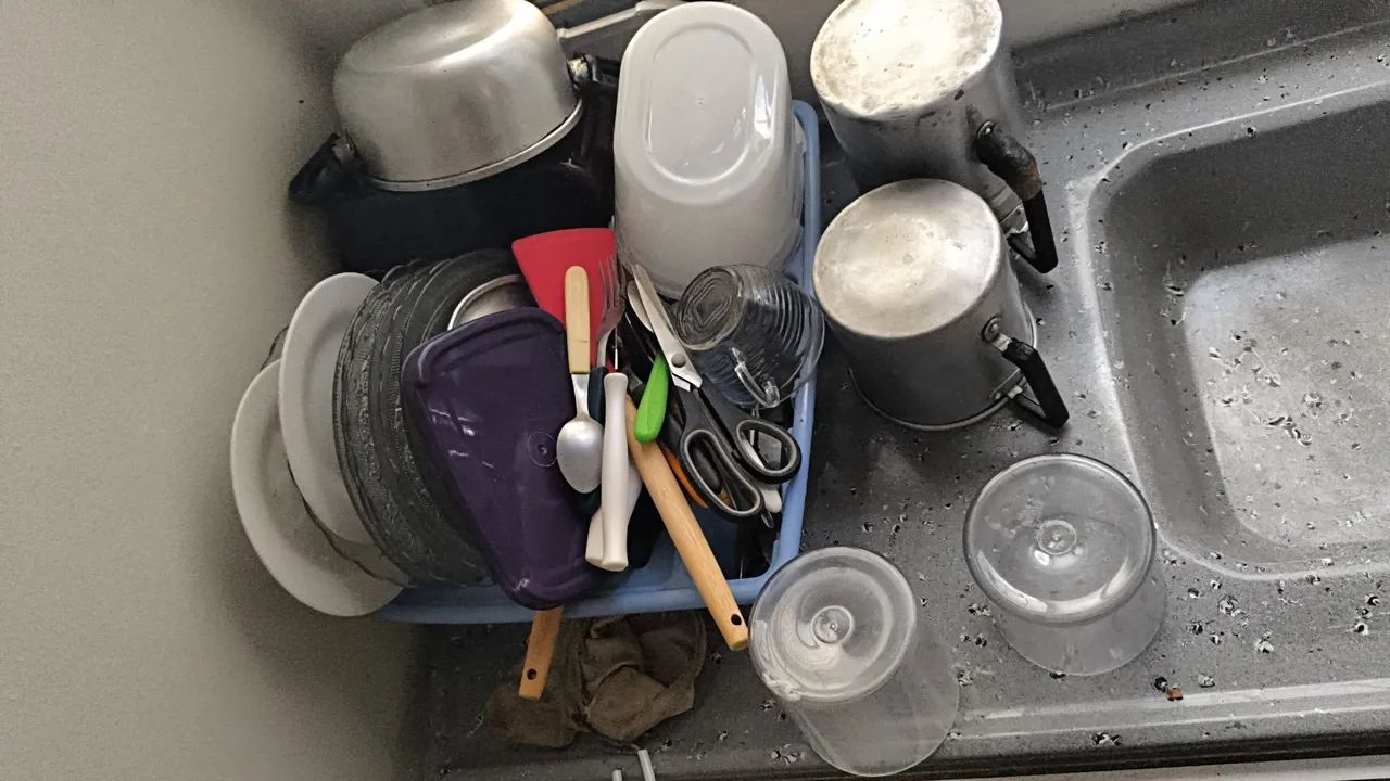 Pia com gabinete e diversos utensílios de cozinha usados - Foto 2