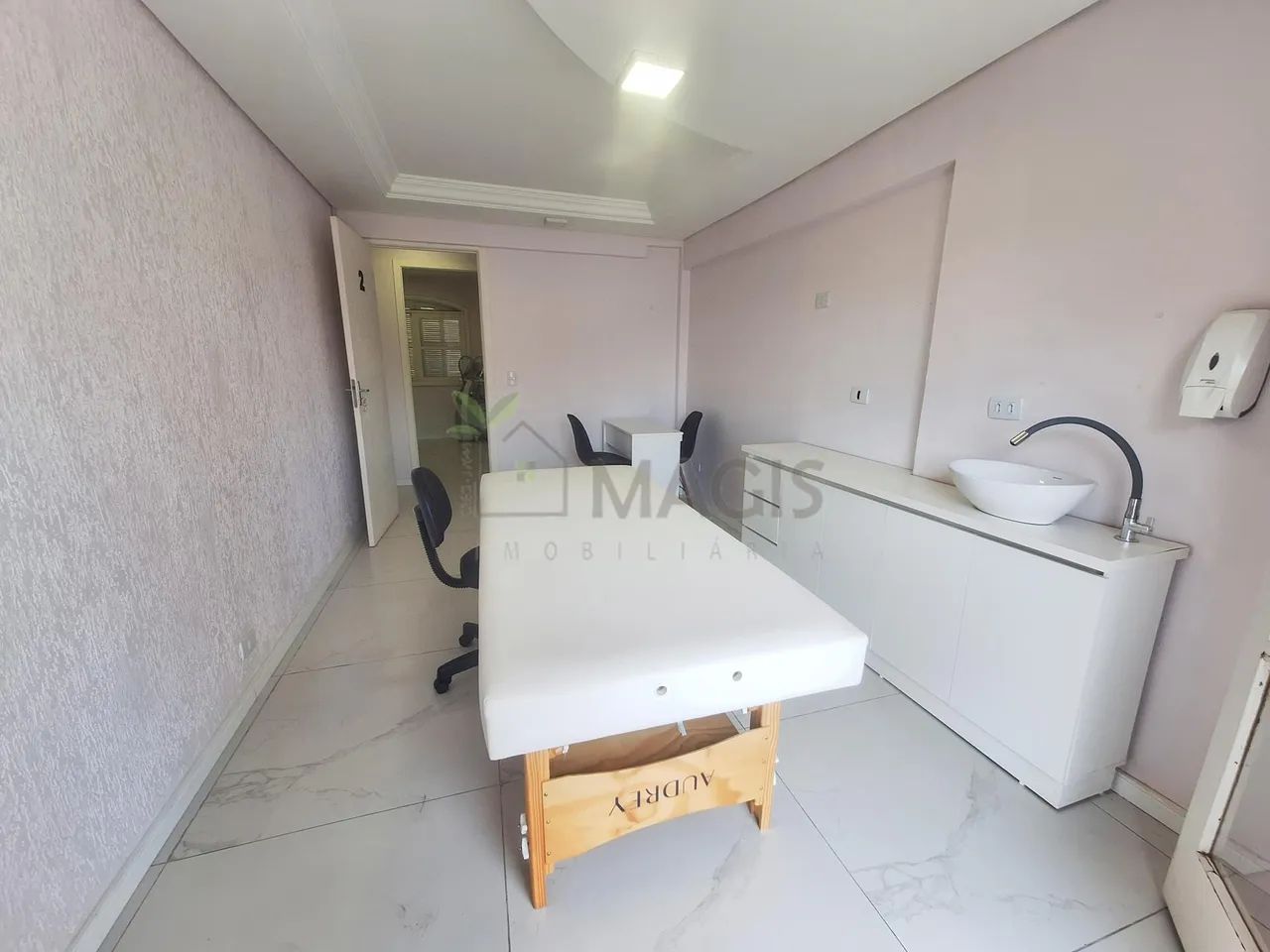 Sala Equipada com Maca e Cadeiras para Locação no Centro Clínico Lenuve | R 1.400 - Foto 2