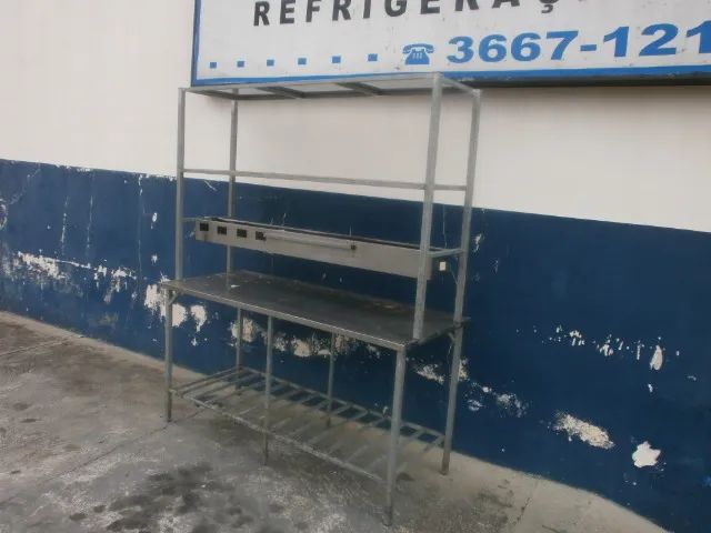 mesa com tampo em inox- com espaço para cubas -codimentadora e 2 prateleiras sobre o tampo - Foto 4
