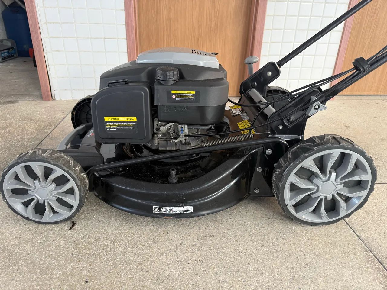 Máquina de cortar Grama Gasolina 4T Toyama 225cv - Foto 2