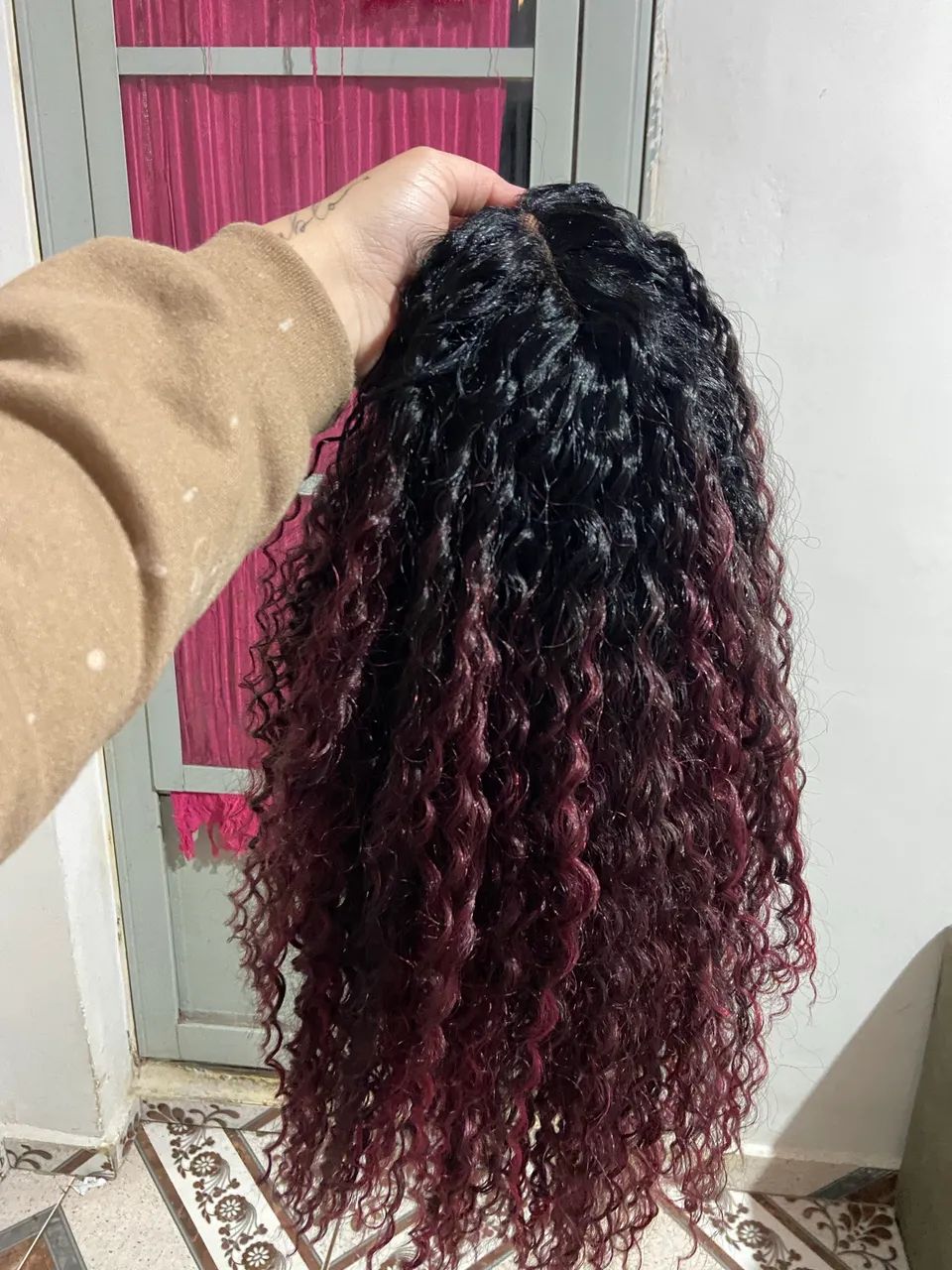 Lace Front Cacheada Preta com Bordô - Fibra Humanizada - Foto 2