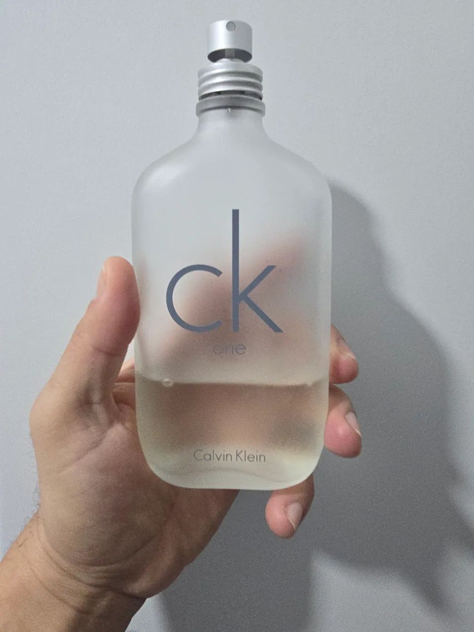 CK One tem uns 80ml no frasco, usado - Foto 4