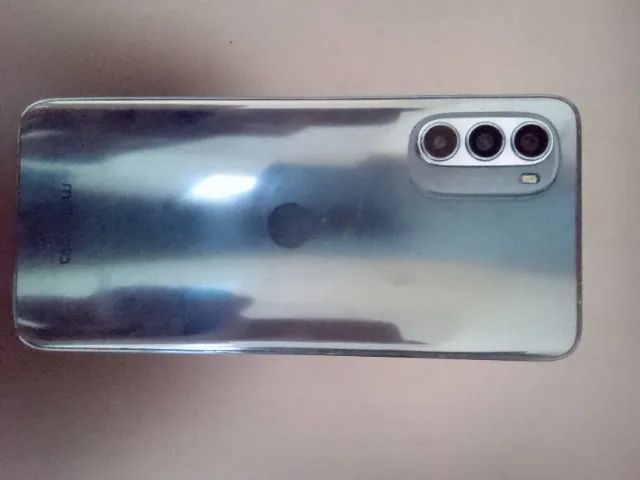 Moto G52 com NFC, pequenos trincados