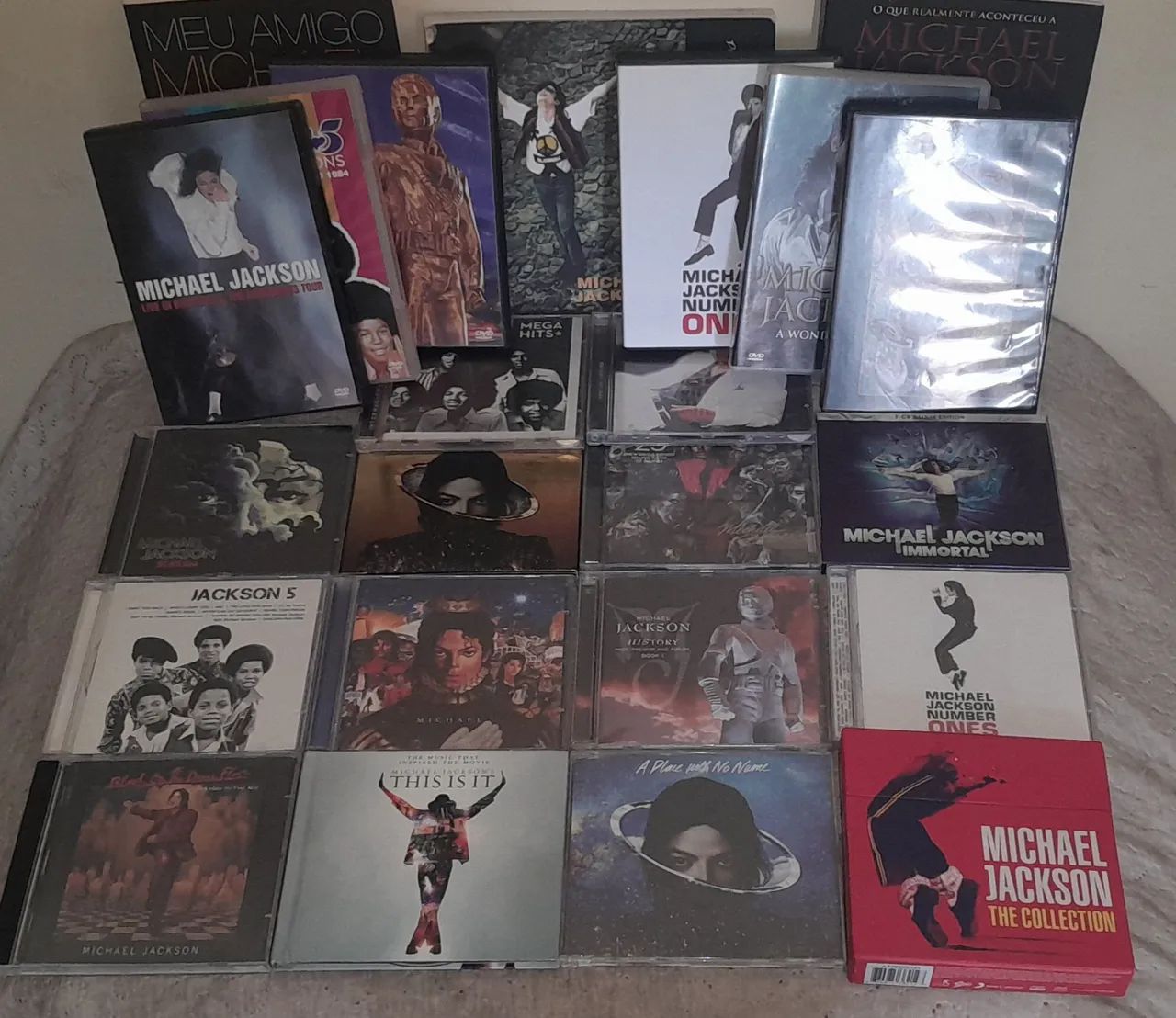 COLEÇÃO Michael Jackson 21 CDS, 6 DVDS E 3 LIVROS - CDs, DVDs etc