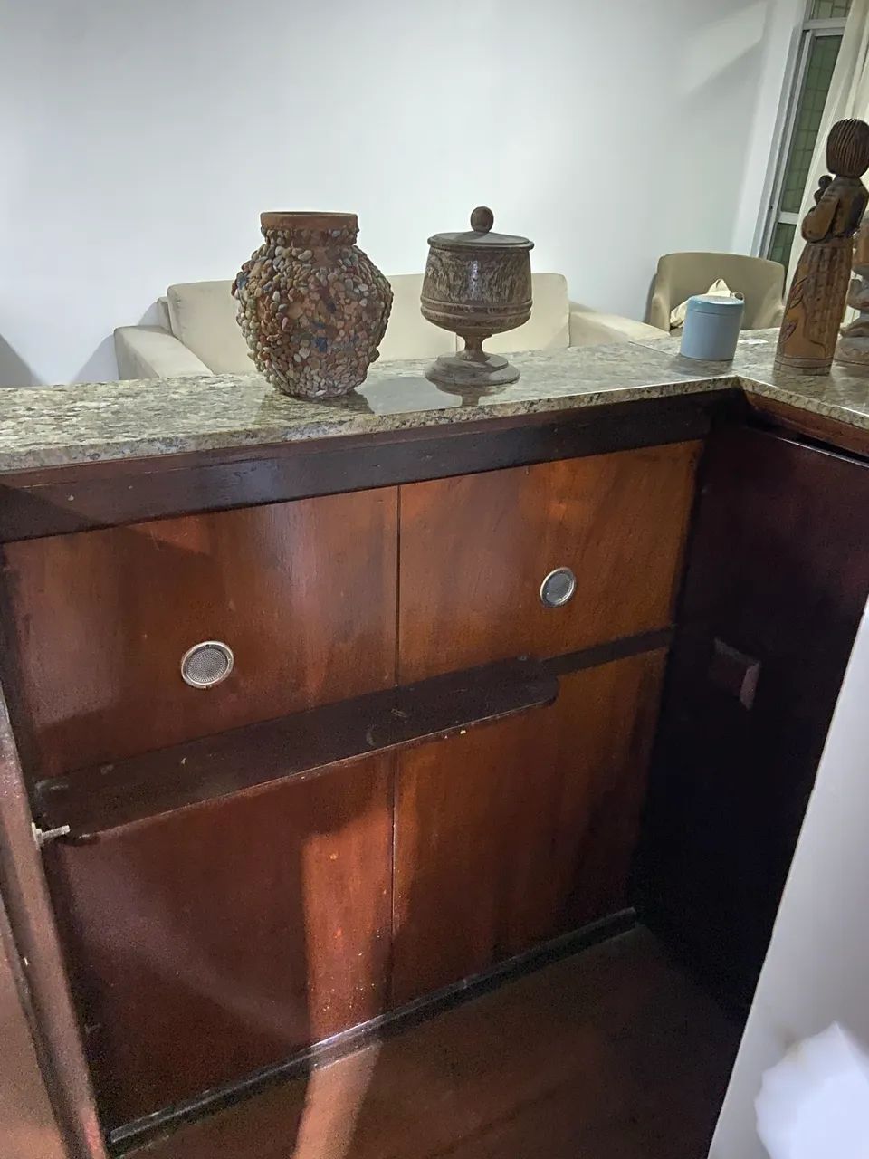 Bar e banquetas em madeira maciça - Foto 2