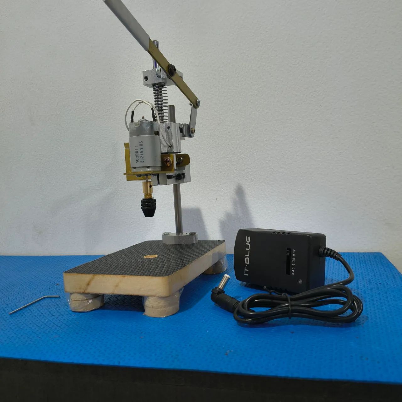 Mini furadeira  12v   pra artesanato   placa de  circuito  - Foto 3