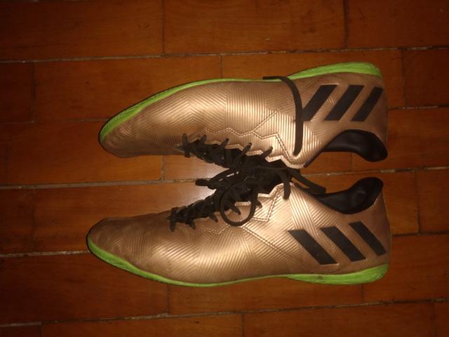 Tênis Adidas salão