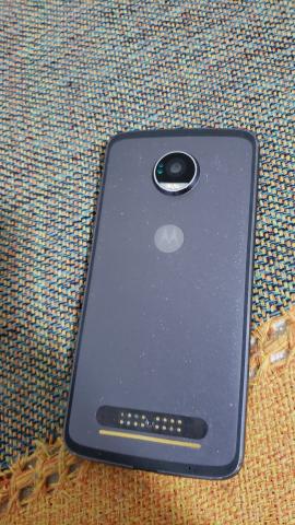 Moto z2 play