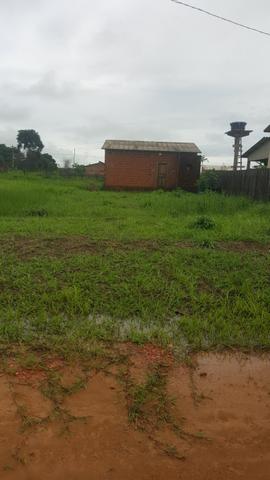 Terreno medindo 10×42 frente e fundo com rua, casa medindo 8x4 com banheiro, sem reboco