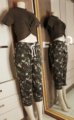 Blusa Croped Canelado e calça camuflada