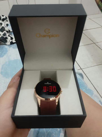 Vendo esse relógio digital semi novo usado duas vezes