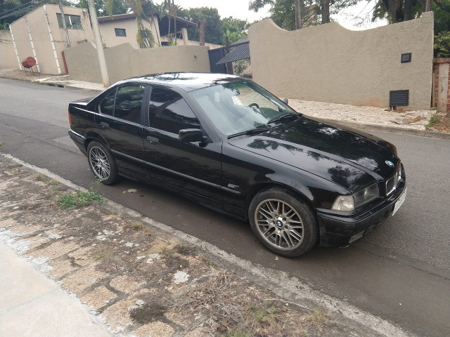 Vendo ou troco BMW 318is 1996 cambio manual teto solar doc.OK
