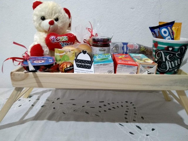 Cesta de café da manhã  ,chocolate ,namorados e outras 