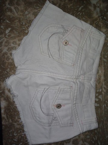 short jeans branco com bolsos florais - Foto 3