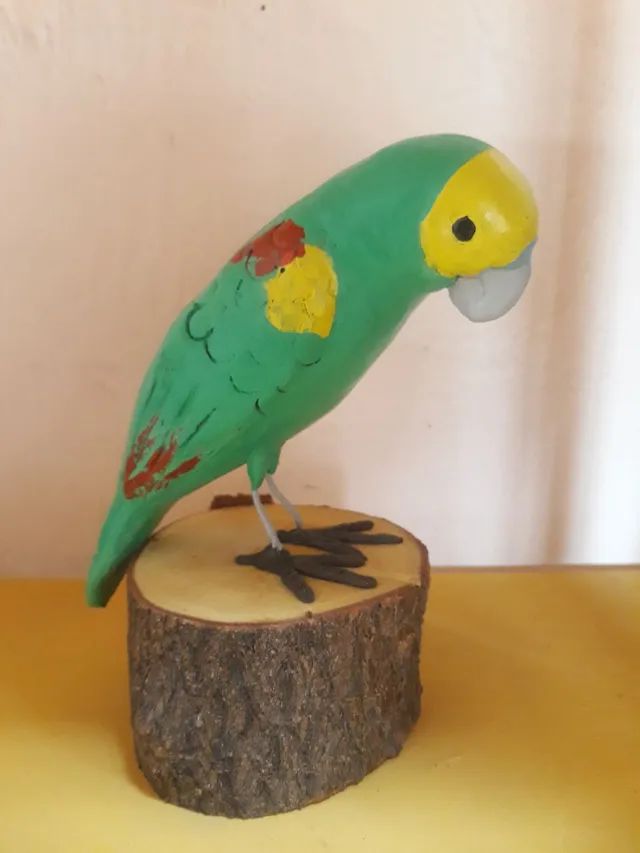 Escultura de periquito  feito de barro artesanato 