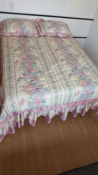Uma linda colcha de casal King com 2 porta travesseiros  - Foto 2