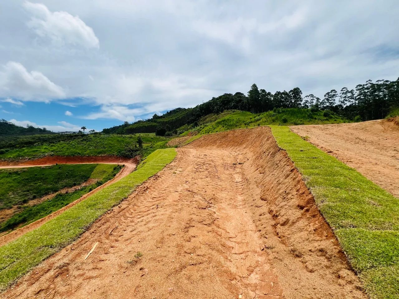 Terreno com vista espetacular em condomínio fechado, alto padrão. - Foto 13