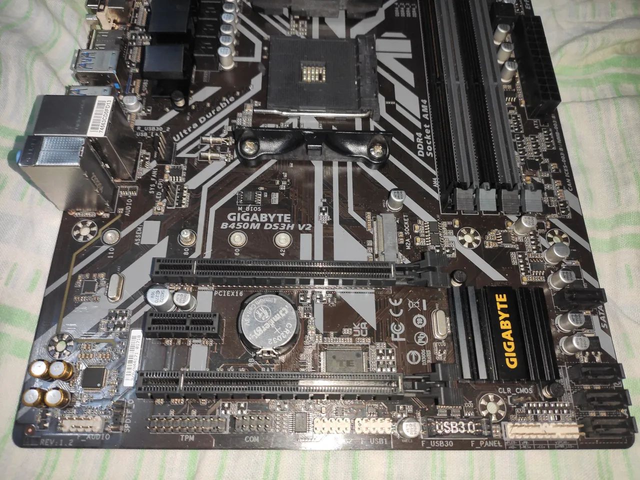 Placa Mãe Gigabyte B450M DS3H V2 (AM4/DDR4 3200MHz/HDMI/DisplayPort/M.2/USB 3.2 - Foto 4