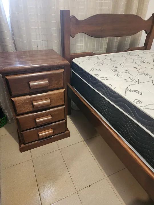 Cama de solteiro e cabeceira 