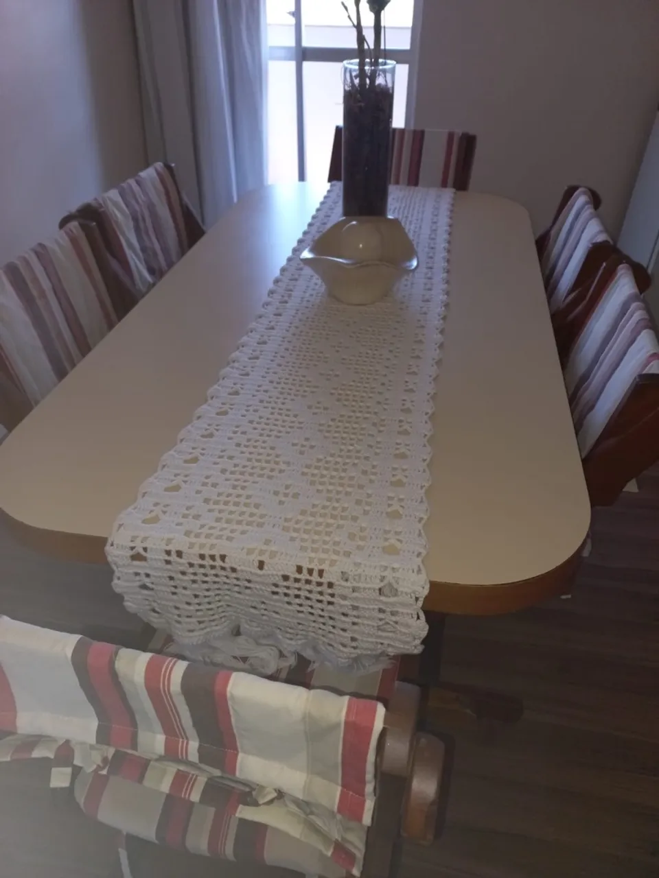 Mesa de Jantar com tampo claro, e detalhes em cerejeira.
