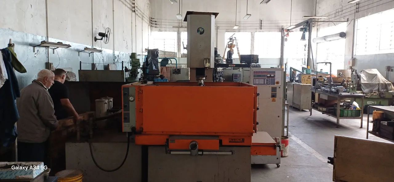 Eletroerosão por penetração Engemac EDM 900 C troca por imóvel, 110K meia nota/120K cheia