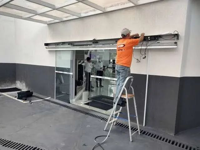 Manutenção em porta social automatica