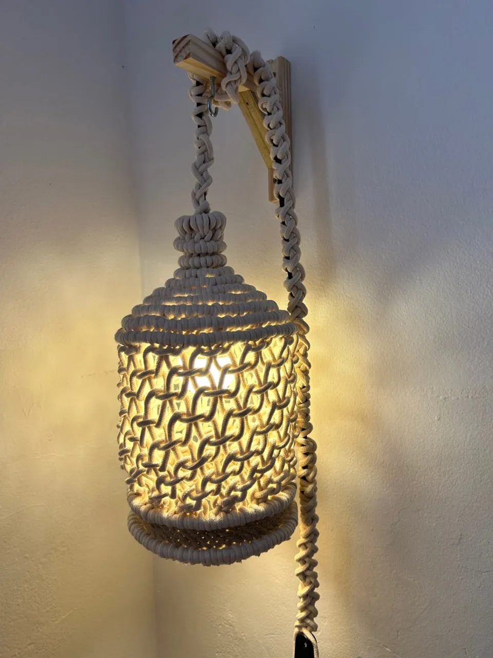 Luminária de macramê artesanal para parede