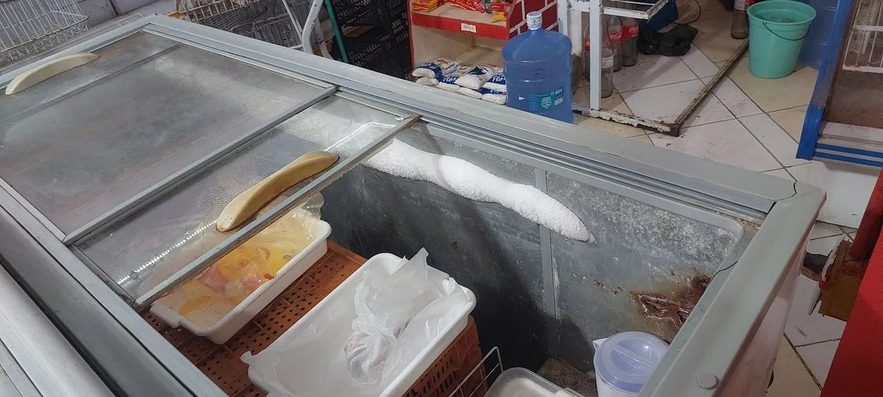 Freezer horizontal gelando.