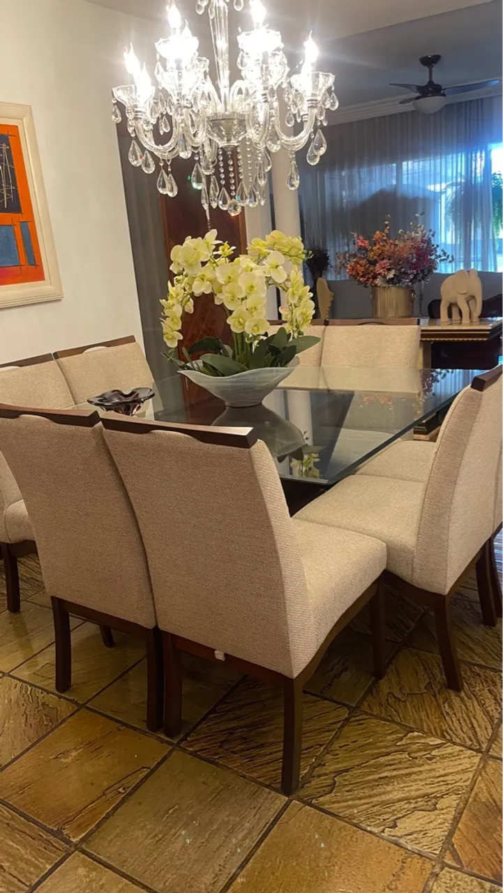 Mesa de Jantar Elegante com Tampo de Vidro