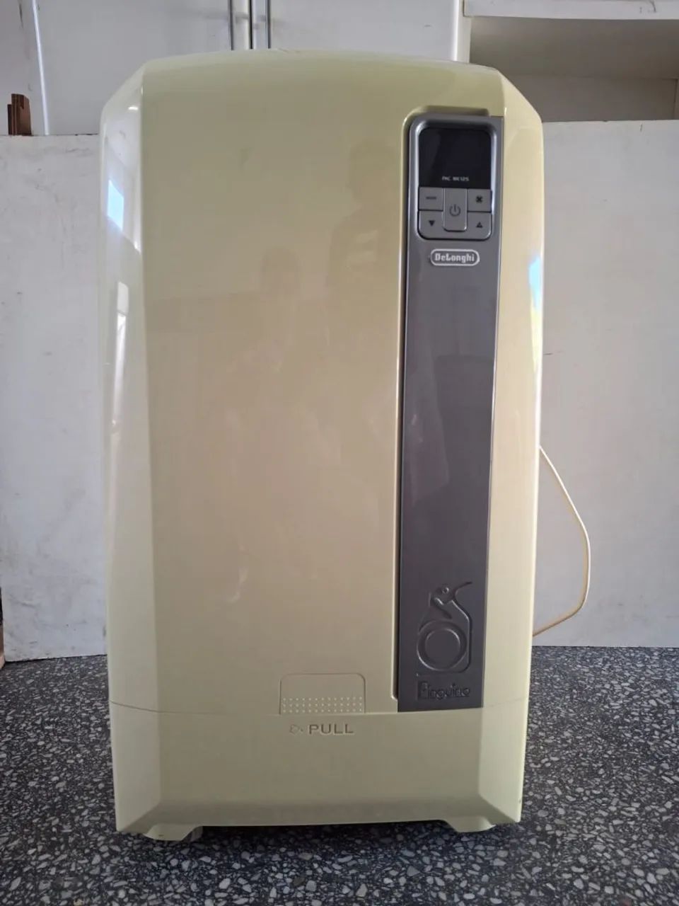 Ar condicionado 12.500 BTUs delonghi PAC we 125 semi novo.