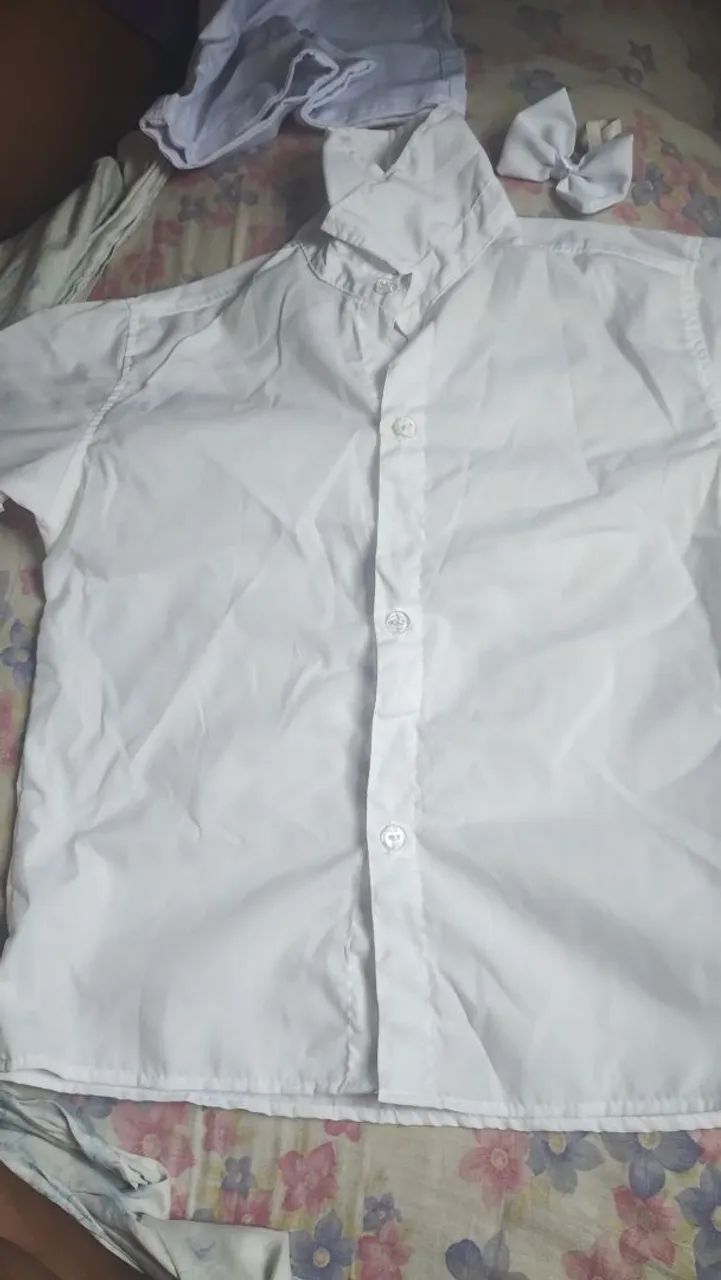 Camisa social e bermuda com suspensório.