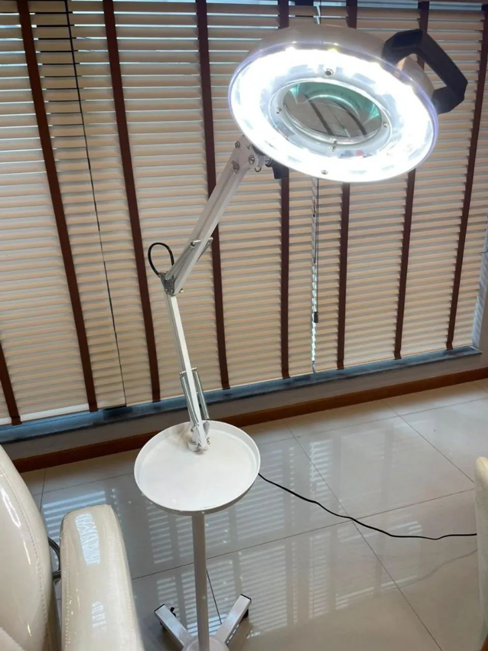 Lupa com iluminação LED Autovolt com tripé - Estek