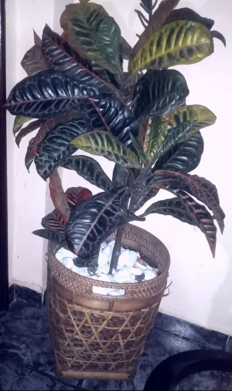 Vaso com planta artificial e decoração
