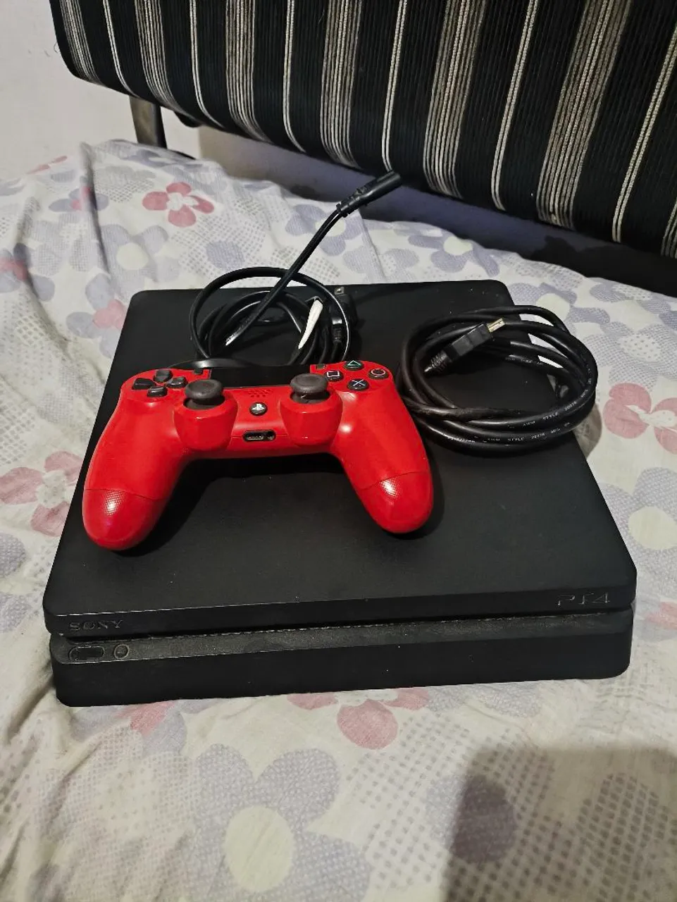 Playstation 4 Slim com controle e cabos
