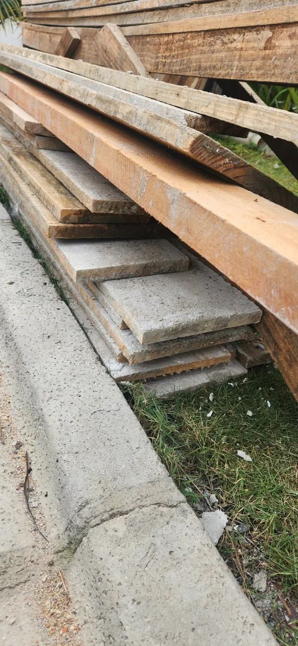 Tábuas para construção já usadas. 