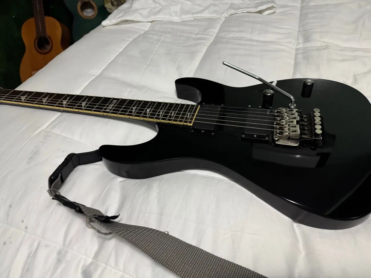 Guitarra Elétrica Preta com Ponte Floyd Rose ESP-LTD M-400