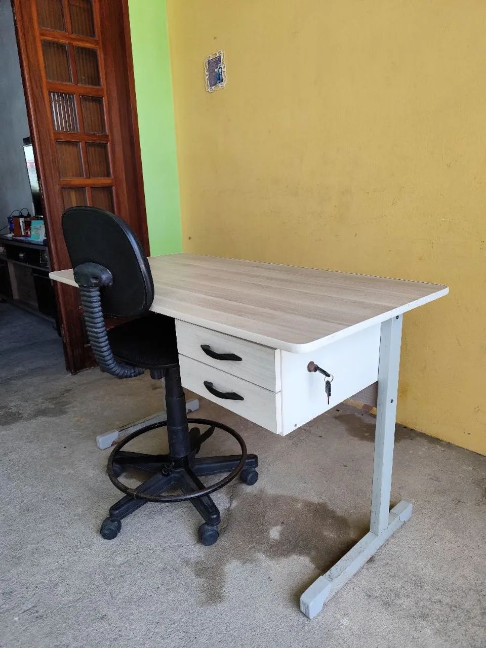 Mesa de escritório com gavetas e cadeira - Foto 2