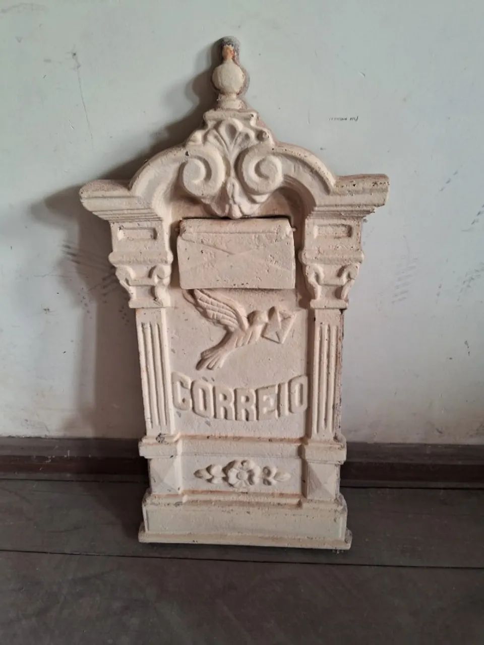 Frente de caixa de correio fundido.64850322636803120