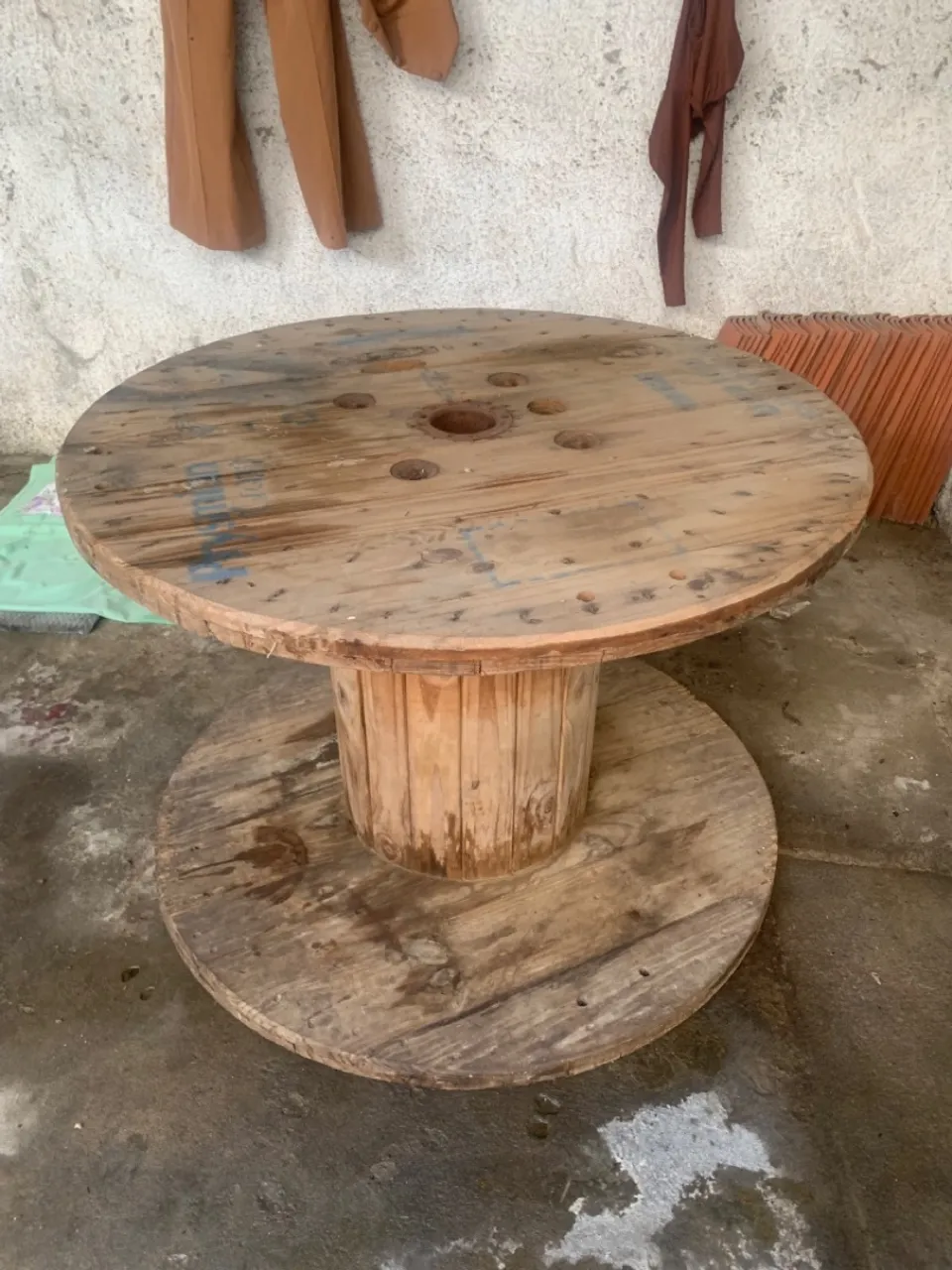 Mesa de carretel de madeira rústica