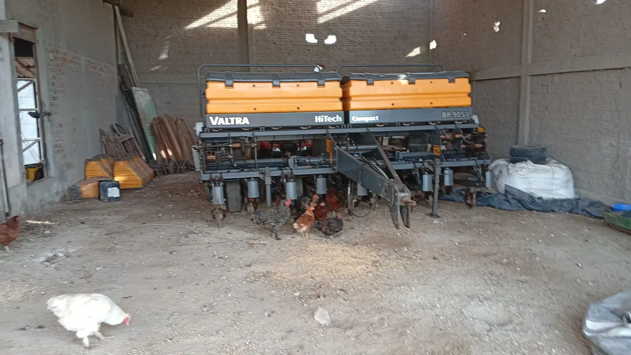 Plantadeira Valtra HiTech Compact BP 905 L