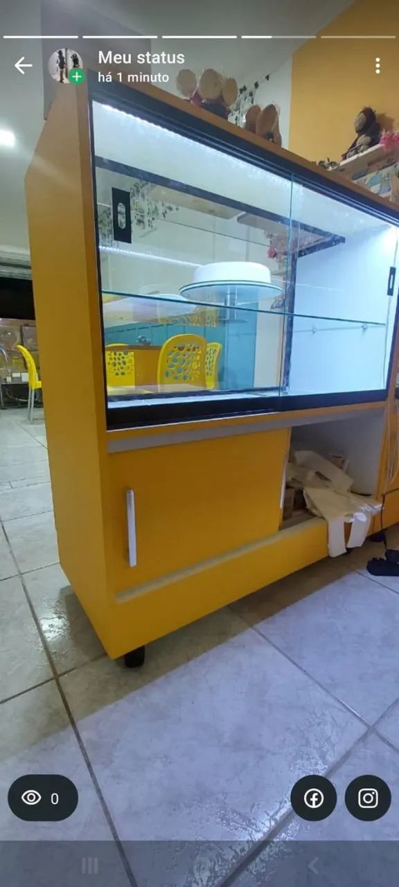 balcão vitrine expositor para doces e salgados, com luz de led, em madeira e vidro , rodas - Foto 2
