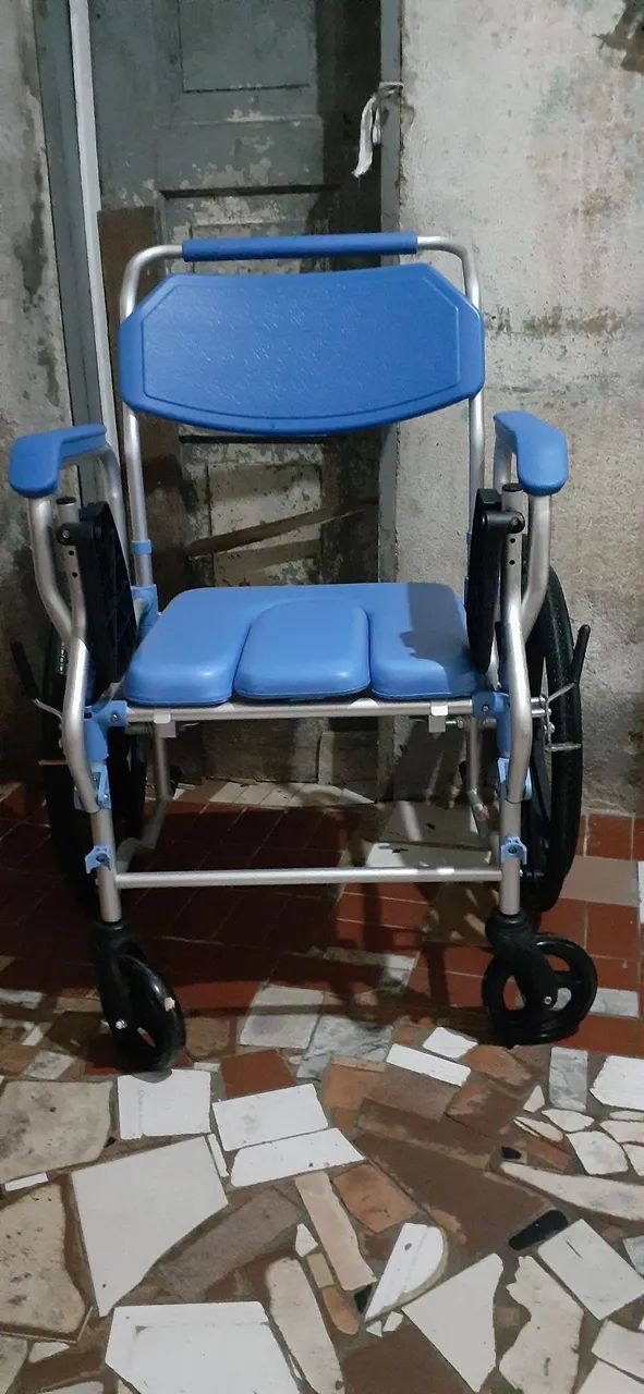 Cadeira de Banho com Rodas traseiras grande, com comadre! - Foto 5